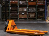Transpallet manuale Beta 3069 a ruota doppia con battistrada in PU, portata  2,5 t