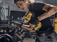Avvitatore ad impulsi DeWalt DCF891 812Nm in kit con 2 batterie 5,0Ah Powerstack