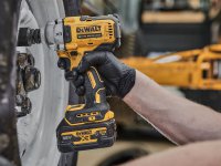 Avvitatore ad impulsi DeWalt DCF891 812Nm in kit con 2 batterie 5,0Ah Powerstack