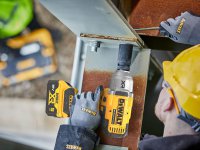 Avvitatore ad impulsi DeWalt DCF900 1355Nm in kit con 2 batterie 5,0Ah Powerstack
