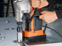 Trapano magnetico Fein KBM 65 UQW con punta a corona per metallo, 1300W + Set frese in OMAGGIO