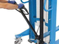 Sollevatore per pallet Fervi 0143/25 con freno e pedale di sollevamento 0,8-1 ton