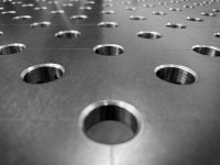 Banco per saldatura con ruote SteelMax GPPH 2x1mt spessore 15mm, fori 28mm griglia diagonale