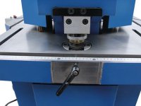 Scantonatrice con stazione di punzonatura AKM 200-6 VP Metallkraft, capacità 12 ton