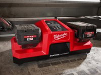 Caricabatterie simultaneo super rapido Milwaukee DBSC per batterie M18