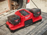 Caricabatterie simultaneo super rapido Milwaukee DBSC per batterie M18