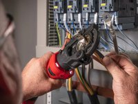 Crimpatrice idraulica Milwaukee HCCT60 One-Key 60kN per connettori quadrati 300mm in Kit