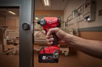 Avvitatore ad impulsi compatto silenzioso Milwaukee M18 FQID-502X in Kit