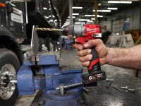 Kit Milwaukee 12V Trapano FPD2 + Avvitatore impulsi FCIWF12G3 con 2 batterie e caricabatterie