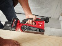 Levigatrice a nastro Milwaukee M18 Fuel FBTS75 a batteria 75x457mm in Kit