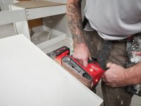 Levigatrice a nastro Milwaukee M18 Fuel FBTS75 a batteria 75x457mm in Kit