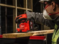 Levigatrice quadrata a batteria Milwaukee M18 BQSS 113x104mm in Kit