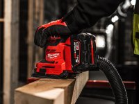 Levigatrice quadrata a batteria Milwaukee M18 BQSS 113x104mm in Kit