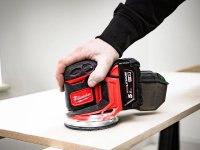 Levigatrice rotorbitale a batteria Milwaukee M18 BOS125 platorello 125mm in Kit