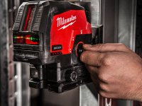 Livella laser Milwaukee M12 CLLP a 2 linee con piombo, raggio verde