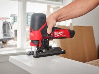 Seghetto alternativo per legno Milwaukee M12 Fuel FJS con 2 batterie, caricabatterie e valigetta