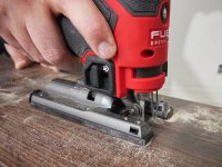 Seghetto alternativo per legno Milwaukee M12 Fuel FJS con 2 batterie, caricabatterie e valigetta