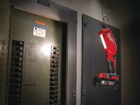 Torcia M18 IL-0 con LED 18V compatta con doppio gancio 300 lumen