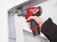 Trapano avvitatore a percussione Milwaukee M12 Fuel FPDX con 3 mandrini