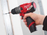 Trapano avvitatore a percussione Milwaukee M12 Fuel FPDX con 3 mandrini