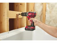 Trapano con percussione Milwaukee M18 BPD-202C + 2 Batterie 18V 2.0Ah