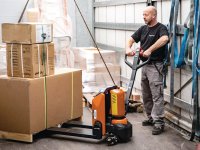 Transpallet elettrico a batteria Unicraft EHW 15 con portata 1,5 t