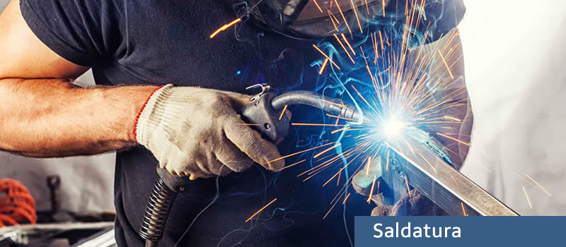 Saldatore con torcia