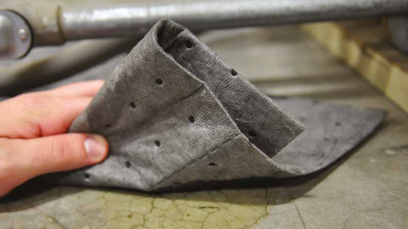 Dettaglio panni assorbenti per sversamento olio Carvel