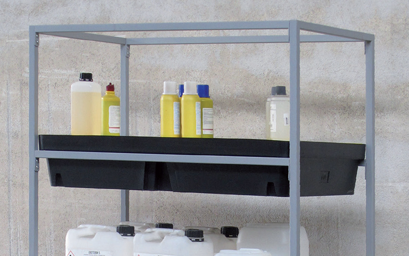 dettaglio scaffale con vasce di raccolta liquidi pericolosi Carvel