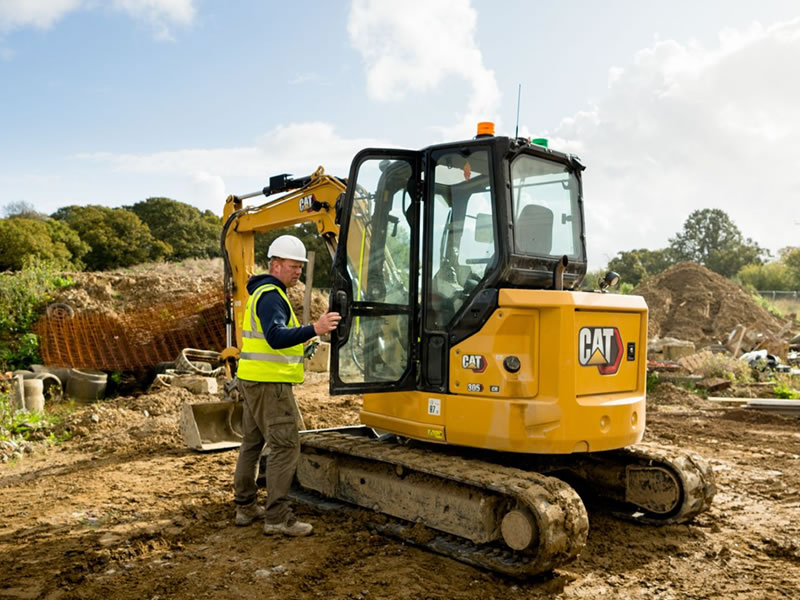 escavatore cat utilizzo su cantiere