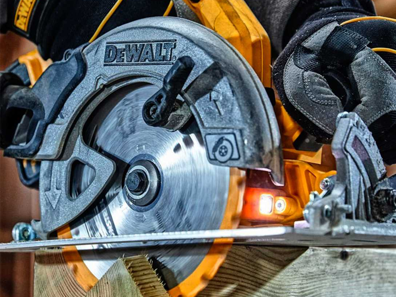 Utilizzo sega circolare DeWalt DCS570