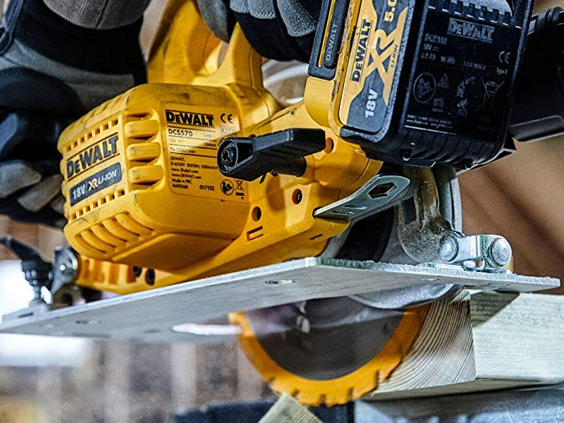 Utilizzo sega circolare DeWalt DCS570