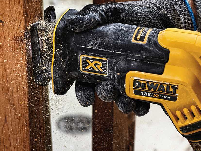 Utilizzo sega universale DeWalt DCS367