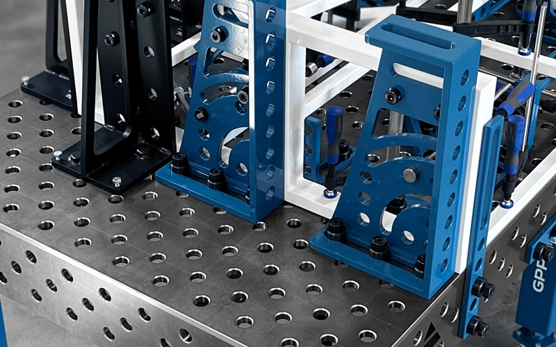 Dettaglio tavolo da saldatura professionale GPPH SteelMax con ruote