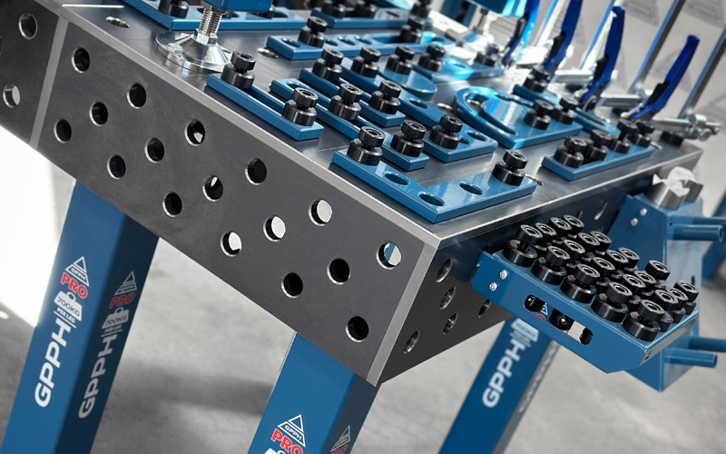 Dettaglio tavolo da saldatura professionale GPPH SteelMax con ruote