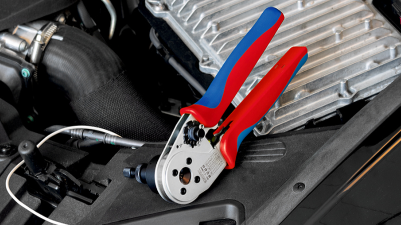 Utilizzo crimpatrice a quattro punzoni per contatti DT Knipex