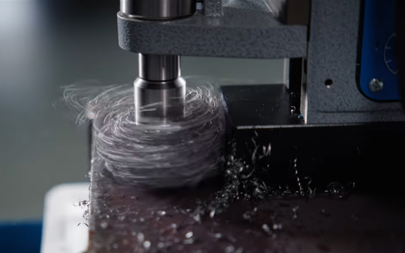 Dettaglio utilizzo trapano magnetico a colonna Krino Full32t