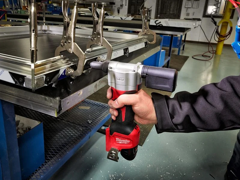 Utilizzo rivettatrice compatta Milwaukee M12 BPRT