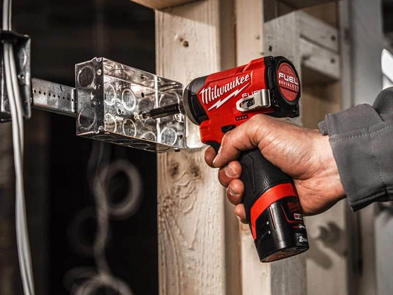 Utilizzo avvitatore ad impulsi M12 FID2 Milwaukee