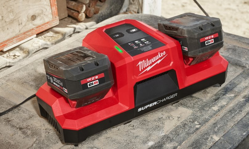 Utilizzo caricabatterie simultaneo super rapido  M18 DBSC Milwaukee