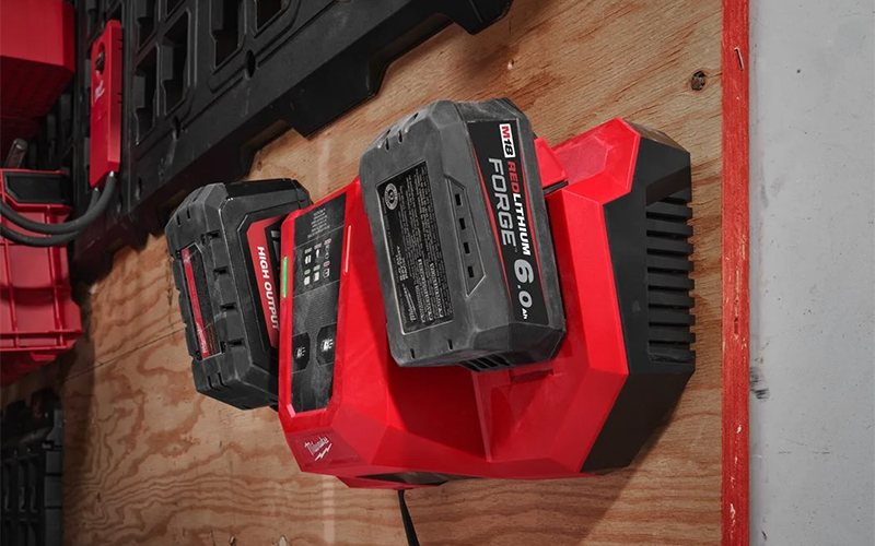 Utilizzo caricabatterie simultaneo super rapido  M18 DBSC Milwaukee