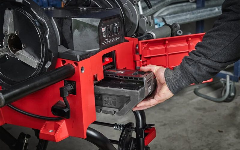 Utilizzo filettatrice stazionaria a batteria MX Fuel PTR2 Milwaukee