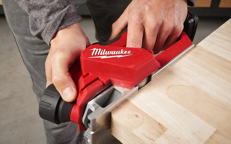 dettaglio pialla M12 BLP Milwaukee
