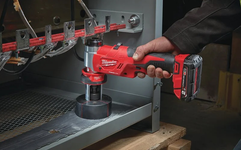 Utilizzo punzonatrice a batteria M18 HKP Milwaukee
