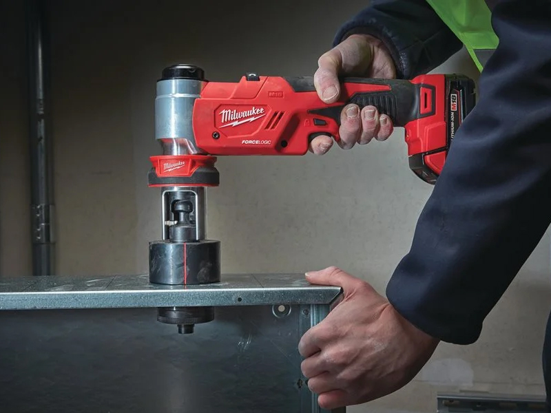 Utilizzo punzonatrice a batteria M18 HKP Milwaukee
