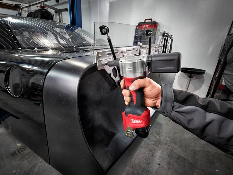 Dettaglio rivettatrice M12 BPRT Milwaukee