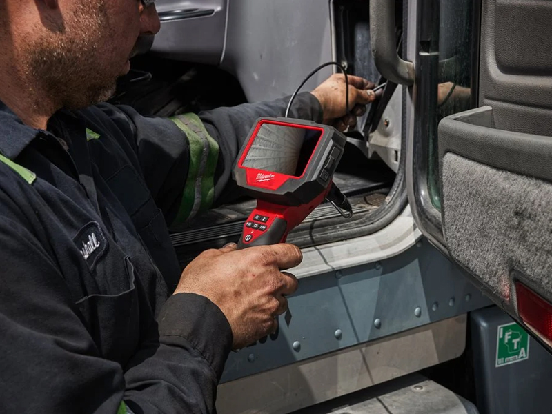 Utilizzo telecamera d'ispezione per automotive a batteria M12 Fuel ATB Milwaukee