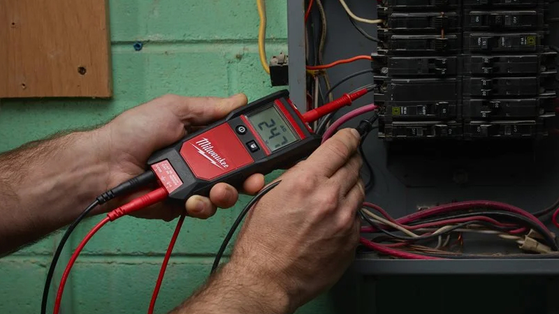 Utilizzo tester di tensione 2212-20 Milwaukee