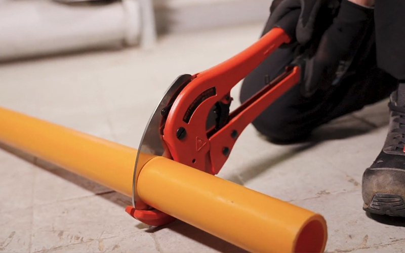 Dettaglio utilizzo cesoie Rothenberger Rocut TC 75 Professional