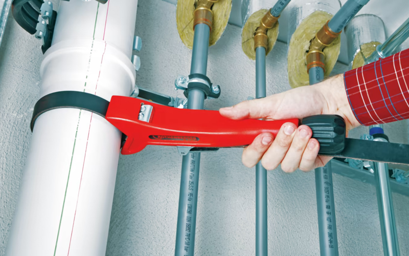 Dettaglio utilizzo chiave a nastro Rothenberger EasyGrip